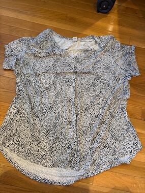 Old Navy Black and White Short Sleeve V-Neck Dot Print Top